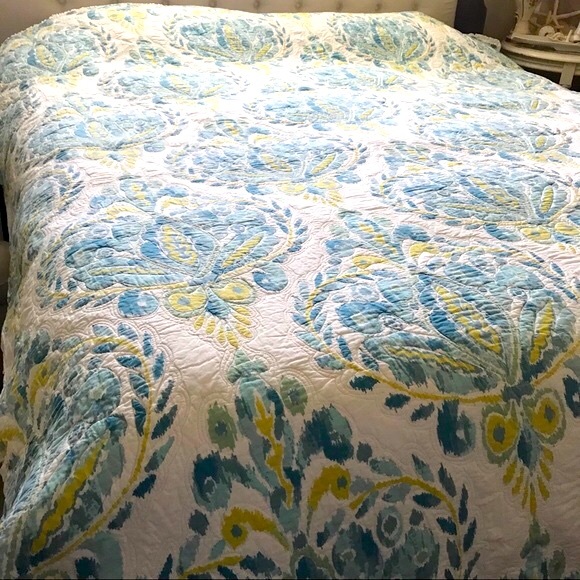 Quilted Bed Cover Spread - Picture 2 of 13